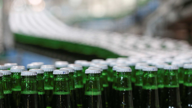 Facções tiveram receita maior que da Ambev com bebida falsificada em 2022, estima entidade