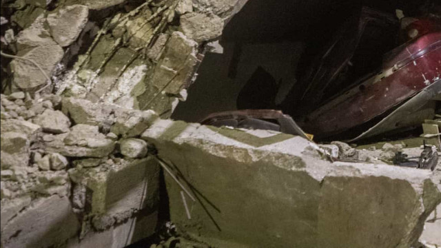 Casa de dois andares desaba em BH