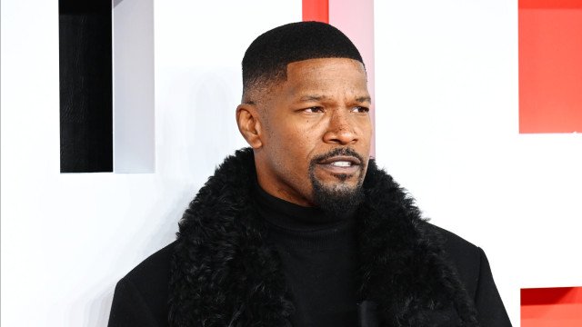 Jamie Foxx leva pontos após ser atingido por copo durante jantar