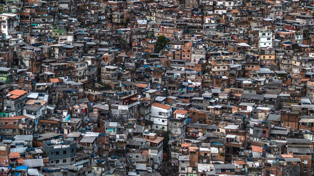 Favelas têm maior proporção de templos religiosos do que o resto das cidades, mostra pesquisa