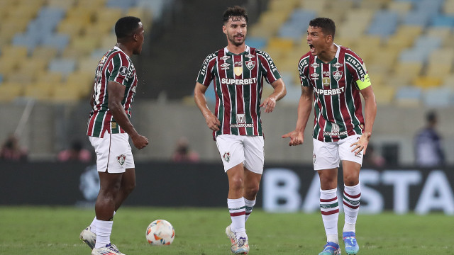 Com Maracanã lotado, Fluminense tenta se afastar da queda diante do Cuiabá