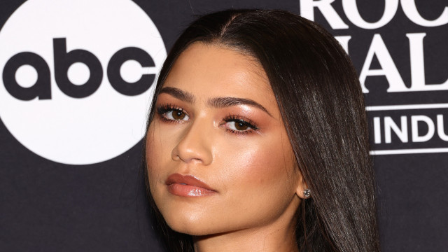 Zendaya expõe dificuldades para gravar cena íntima a três no filme ‘Rivais’.