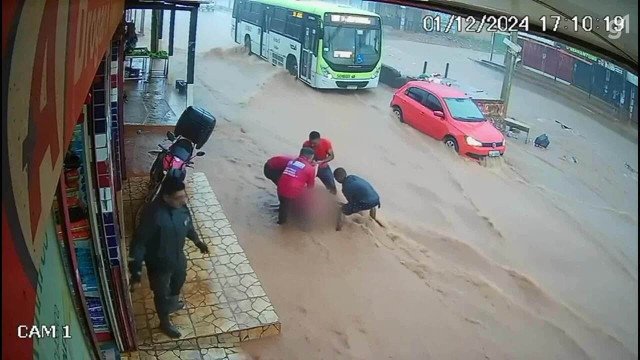 Mulher é arrastada por enxurrada e fica presa sob carro no DF; veja