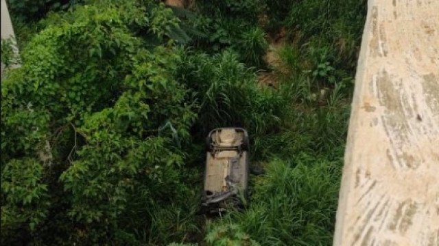 Padre sobrevive após carro cair de ponte