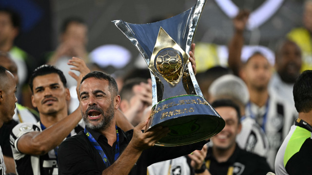 Botafogo é recebido com festa no Rio, e Artur Jorge desconversa sobre permanência