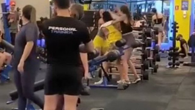 Três mulheres trocam chutes e socos durante briga em academia em Goiânia