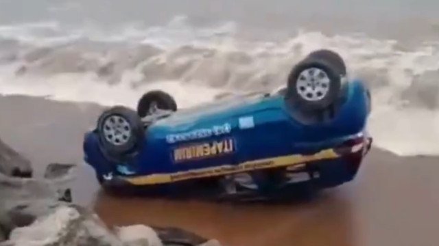 Aluna de autoescola erra pedal, capota carro e vai parar na praia