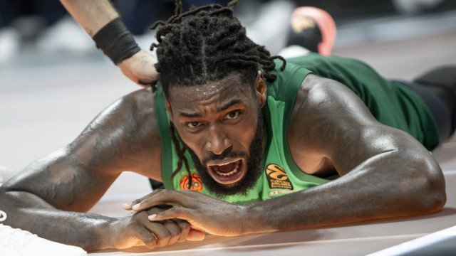 Torcedores desmaiam em ginásio após lesão de pivô na Euroliga