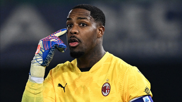 Goleiro francês Mike Maignan reclama de cânticos racistas em vitória do Milan sobre o Verona