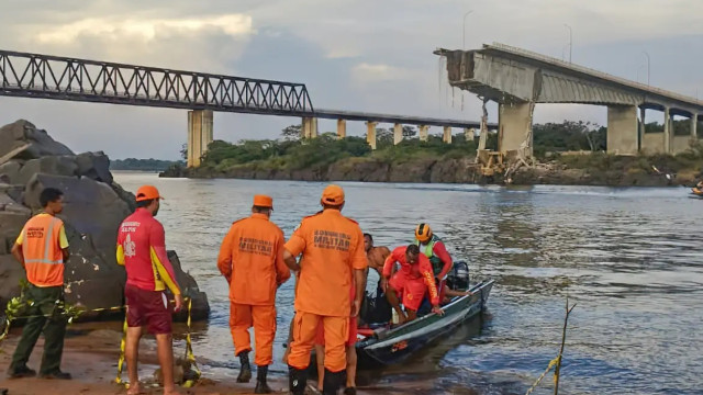 Tanques de caminhões que caíram em rio após queda de ponte estão intactos