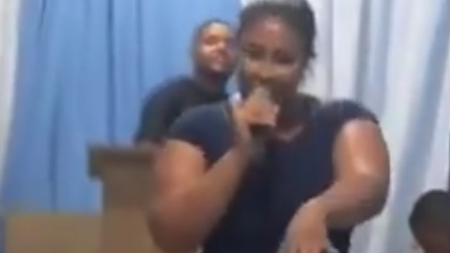 Mulher descobre traição do marido e expõe os dois na igreja; vídeo