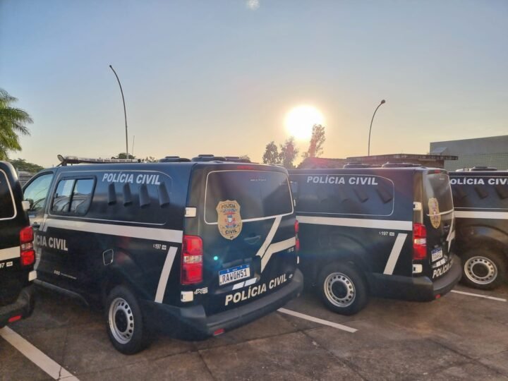 Operação mira facção envolvida em execução e termina com prisão e apreensões