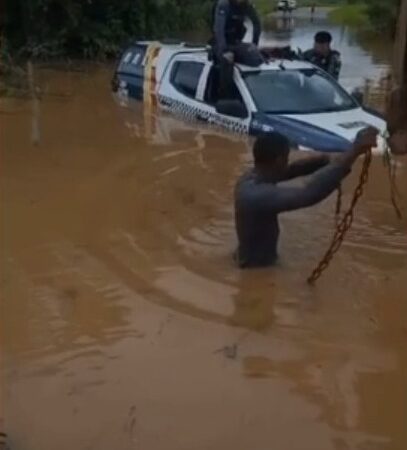 Viatura da Polícia Militar fica submersa em Rio Branco durante tempestade