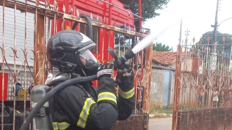 Bombeiros combatem incêndio em residência em Poconé após criança manusear isqueiro