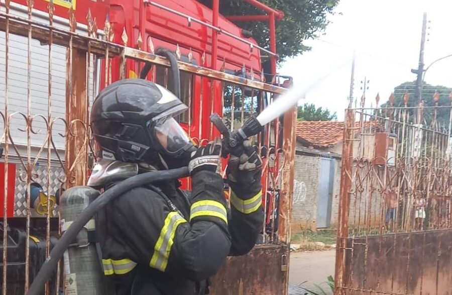 Bombeiros combatem incêndio em residência em Poconé após criança manusear isqueiro