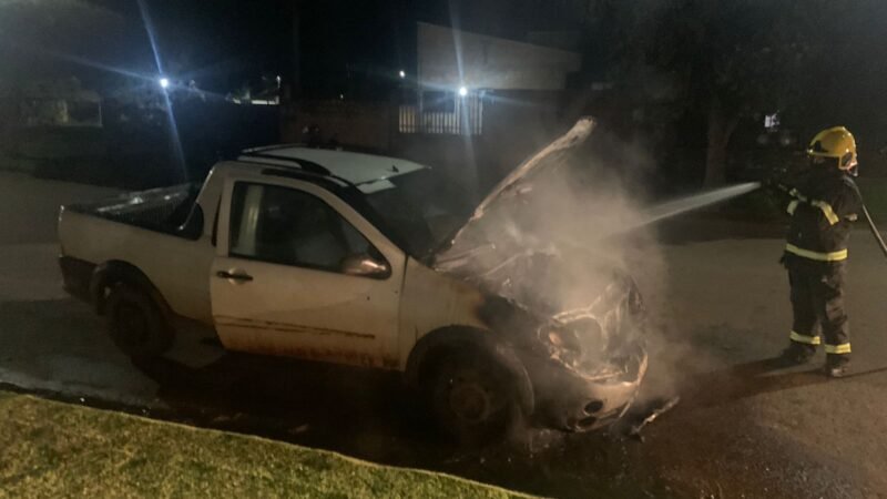 Bombeiros apagam fogo em veículo em chamas em Guarantã do Norte