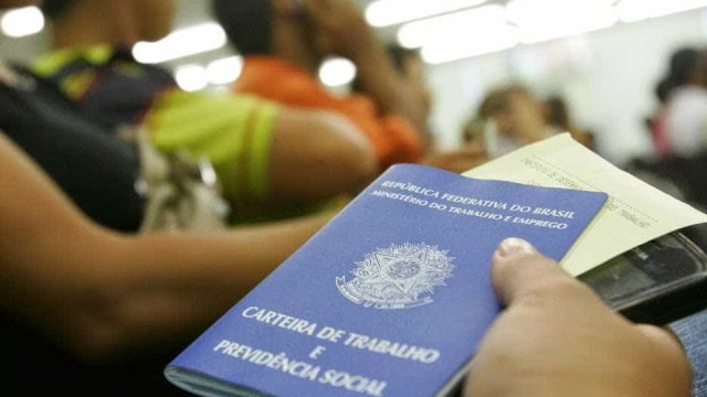 Teto do seguro-desemprego sobe para R$ 2.424,11 após reajuste