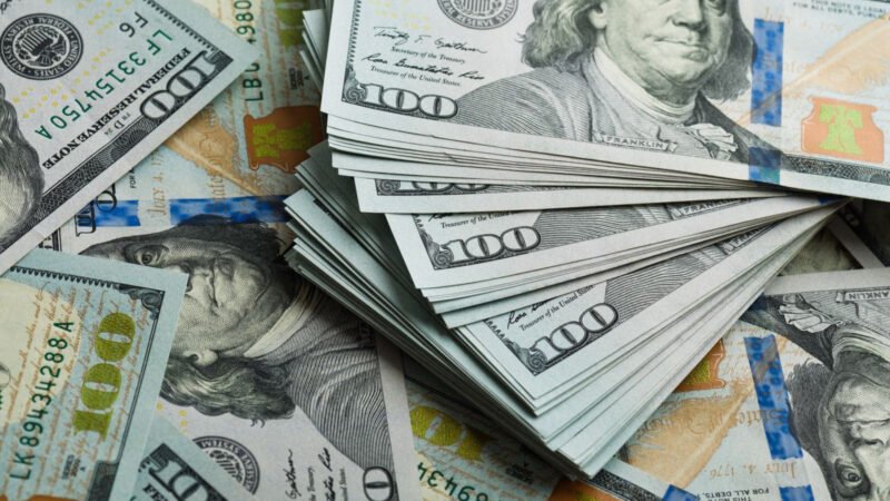 Dólar recua com commodities e alívio em Treasuries por China
