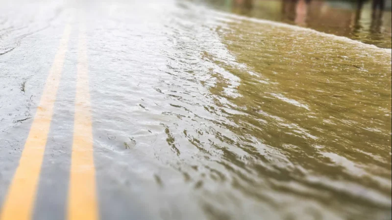 Criança de 7 anos morre após ser arrastada por enxurrada em Itapecerica, na grande SP