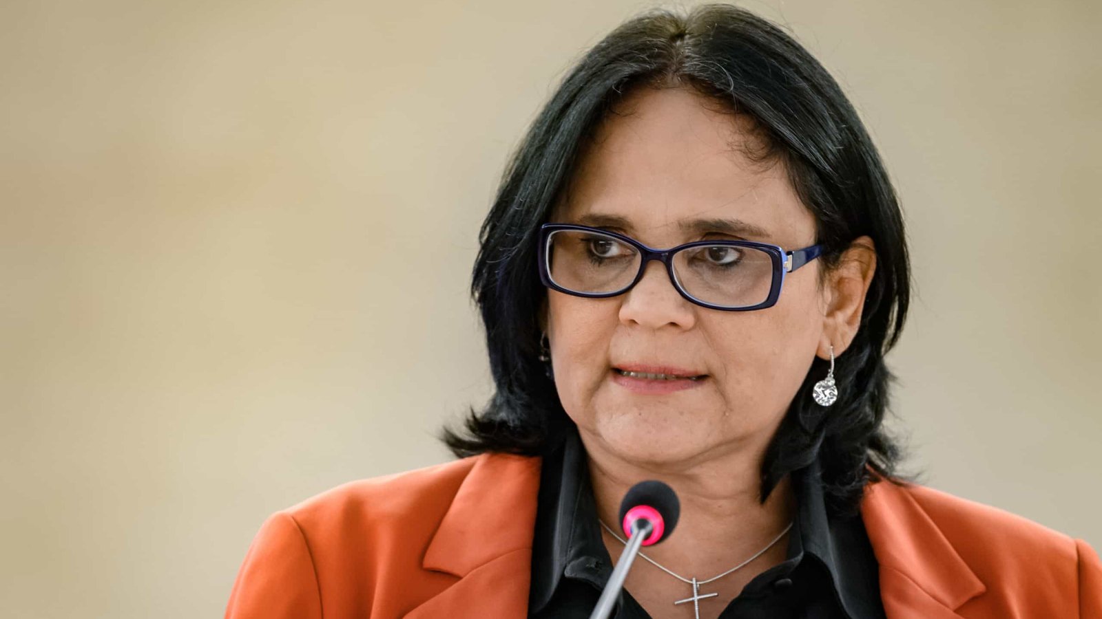 Justiça rejeita ação de Damares contra resolução que trata de aborto legal em menores