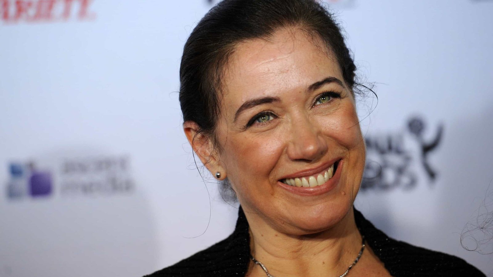 Lilia Cabral cai durante gravação de ‘Garota de Momento’