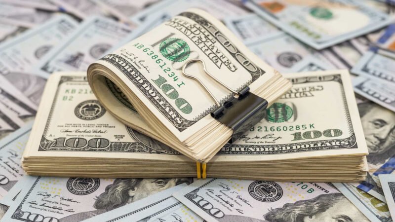 Dólar tem queda firme e Bolsa oscila com dados de inflação nos EUA e posse de Trump em foco