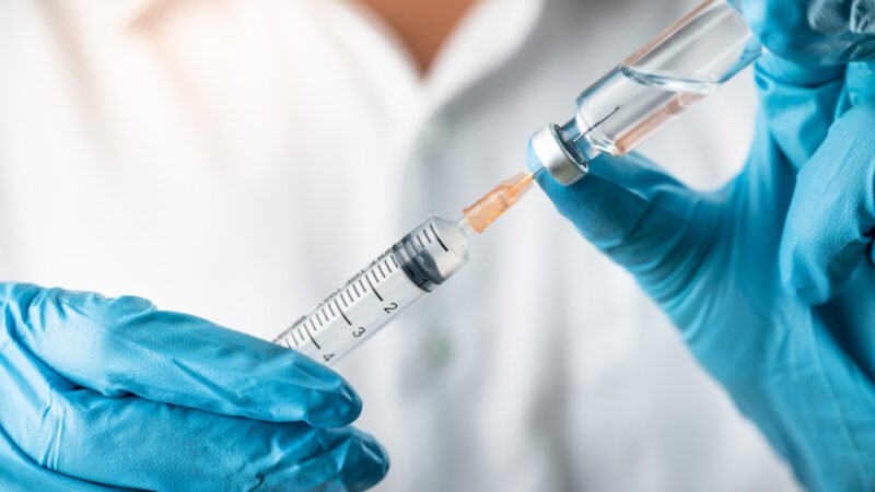 Em um ano, apenas 10,6% do público-alvo completou esquema vacinal contra dengue em SP
