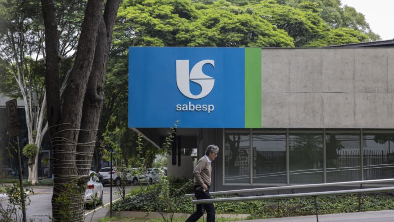 Sabesp usa fumaça e corante para buscar ligações clandestinas de esgoto na Baixada Santista