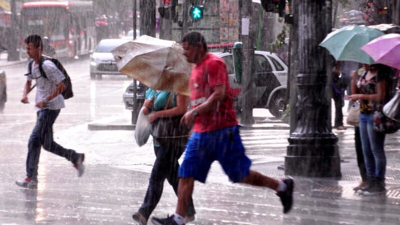SP deve ter pancadas isoladas nesta sexta (17); chuva diminui no fim de semana