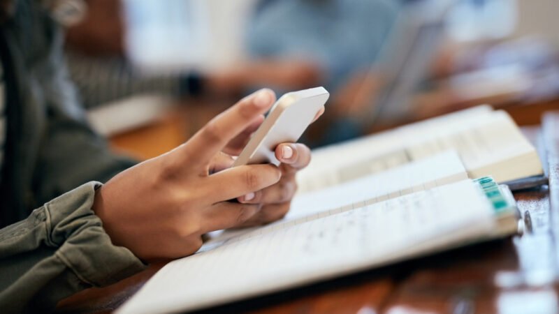 Lula sanciona lei que proíbe uso de celular em escola pública e particular