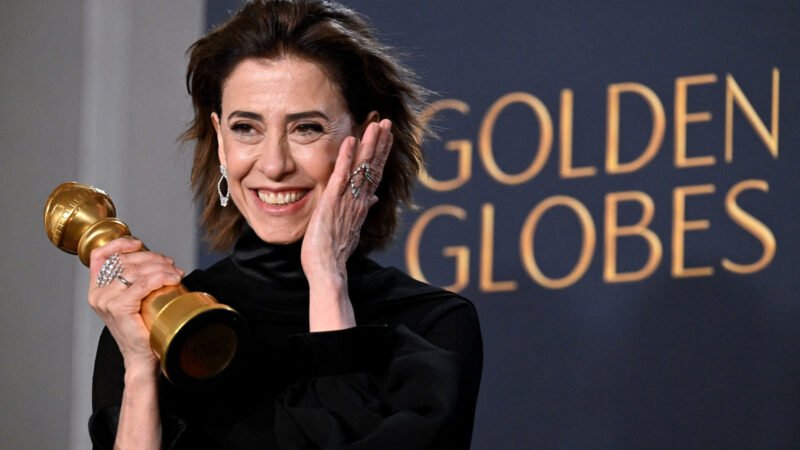 Fernanda Torres foi parada no aeroporto por carregar Globo de Ouro