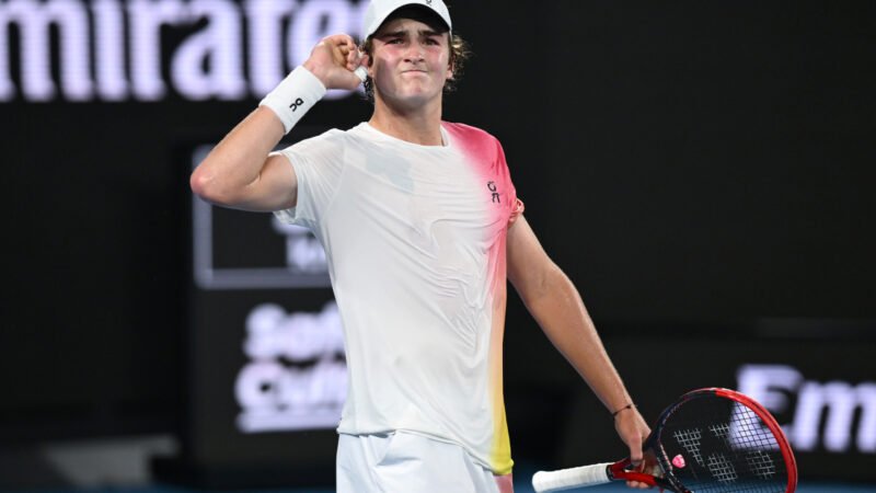 João Fonseca vence número 9 do mundo em estreia em Grand Slam e vai à 2ª rodada na Austrália