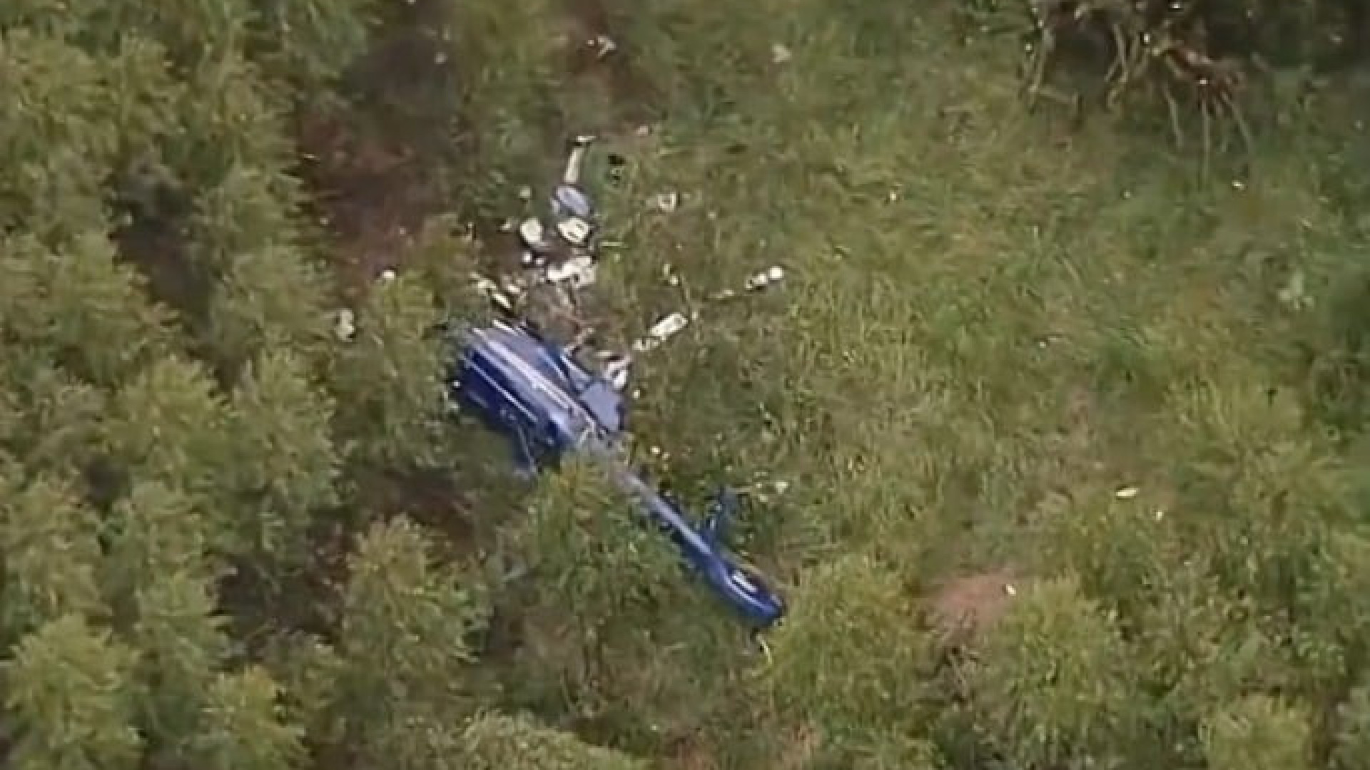 Helicóptero cai na região de Caieiras, em SP; duas pessoas são resgatadas com vida