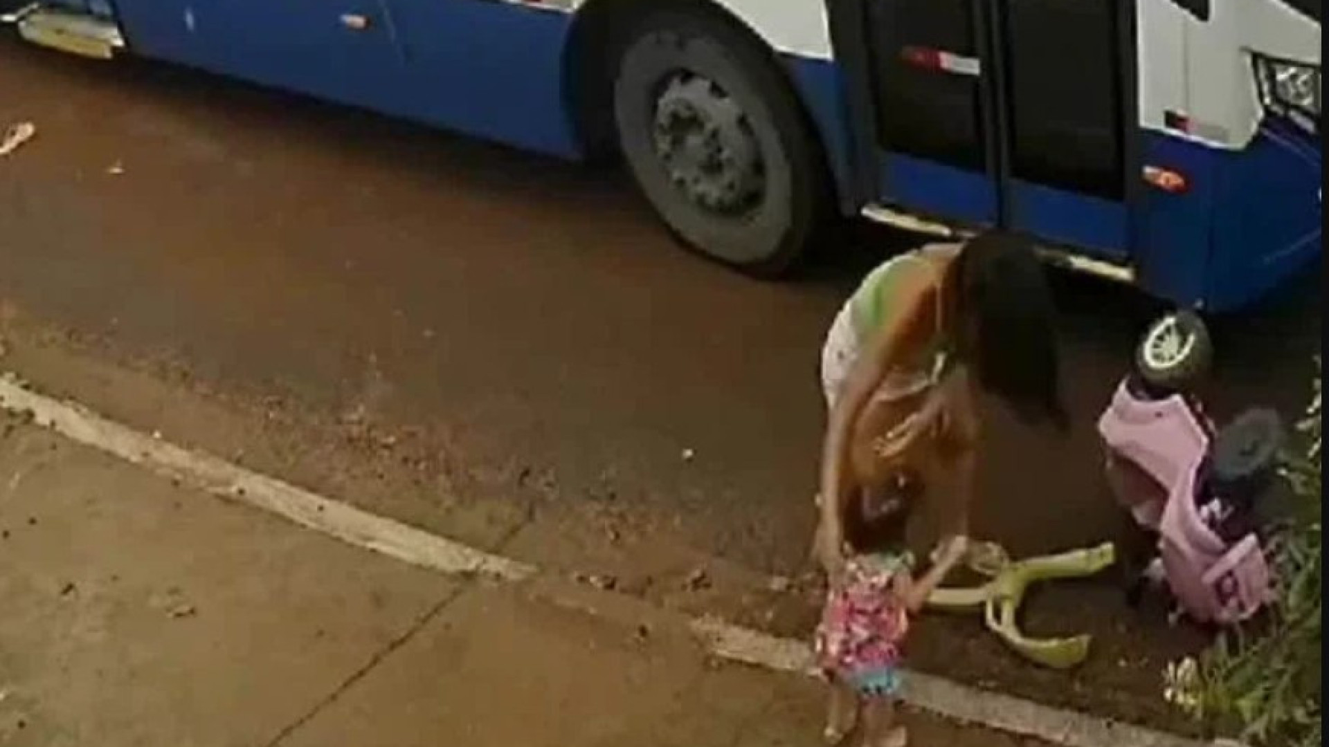 ‘Estado de choque’: diz mãe que foi arrastada com filha por ônibus em MT