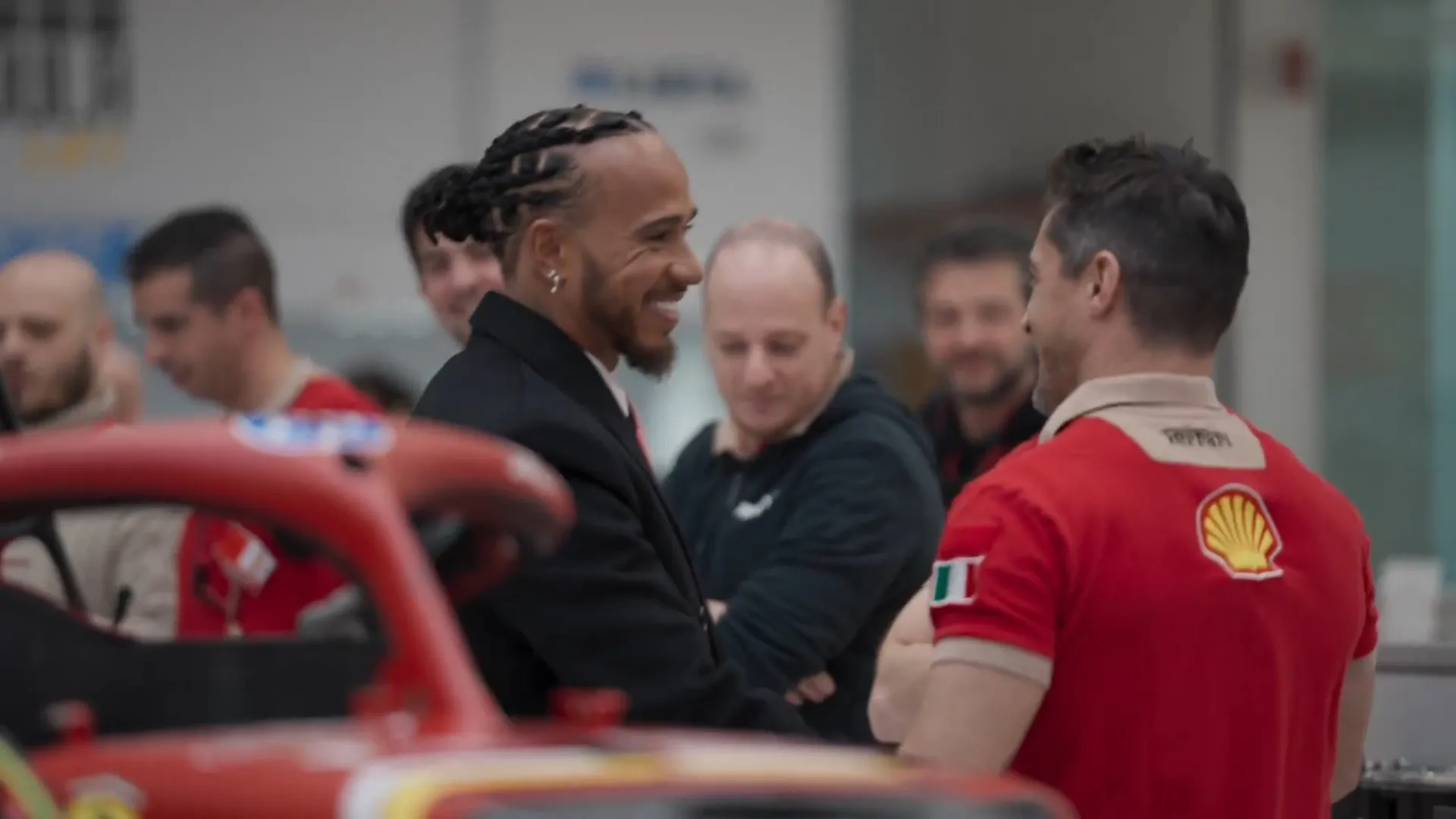 Lewis Hamilton visita a sede da Ferrari e realiza sonho de infância; veja