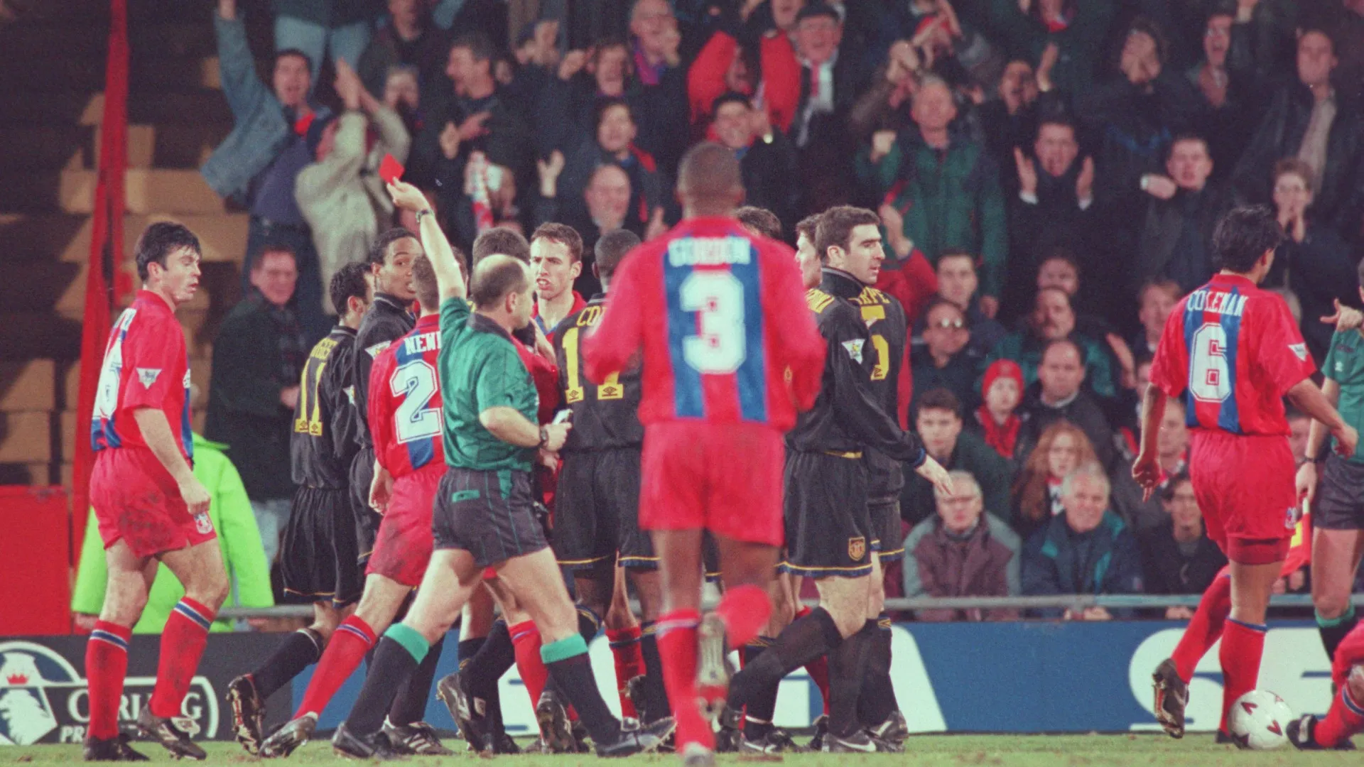 “Devia ter sido com mais força”, diz Cantona 30 anos após agressão