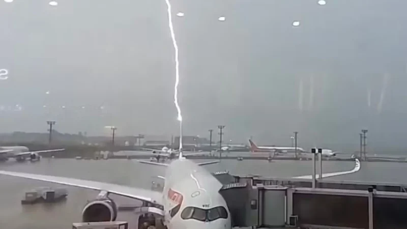 Vídeo mostra momento que raio atinge avião no aeroporto de Guarulhos