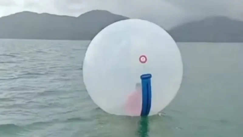 Criança fica à deriva em bolha inflável no mar no ES