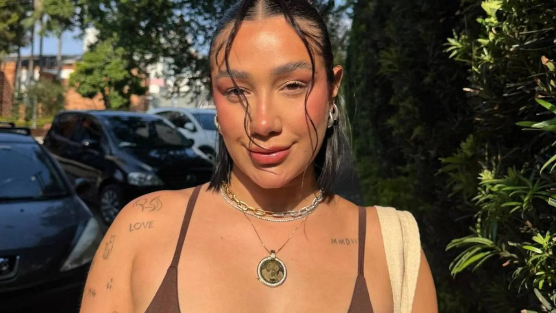 Influenciadora ‘vende’ íris do olho por R$ 650 e se diz arrependida