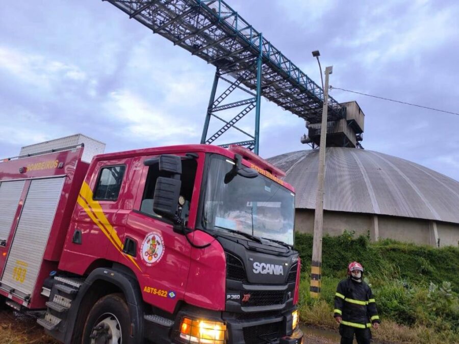 Incêndio é combatido pelo Corpo de Bombeiros em terminal de Rondonópolis