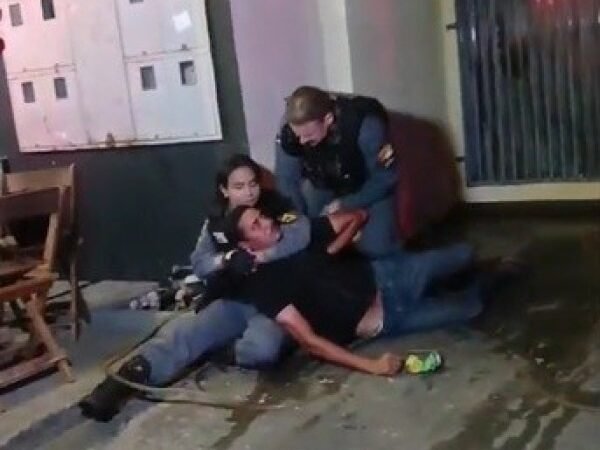 Homem é preso por ameaçar companheira e atear fogo em residência em Sinop; Suspeito teve que ser imobilizado por policiais (Vídeo)