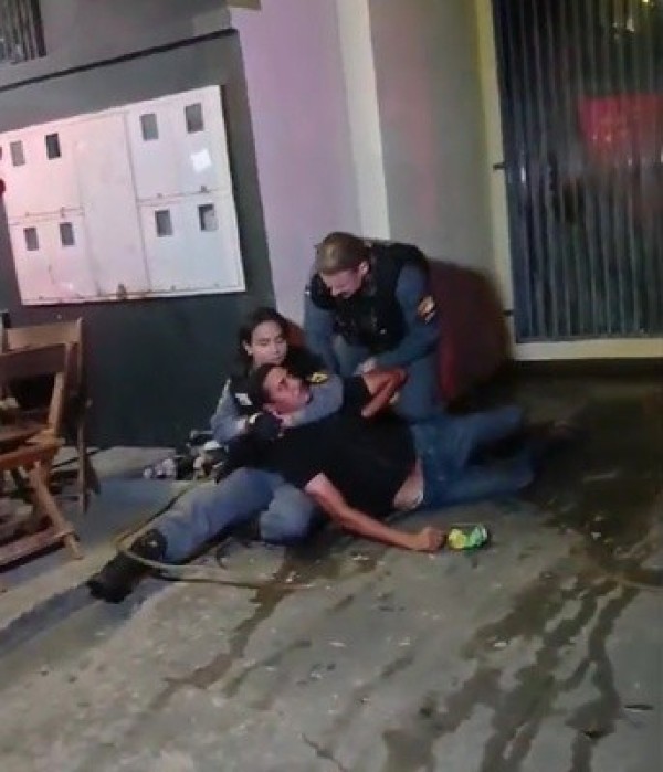 Homem é preso por ameaçar companheira e atear fogo em residência em Sinop; Suspeito teve que ser imobilizado por policiais (Vídeo)