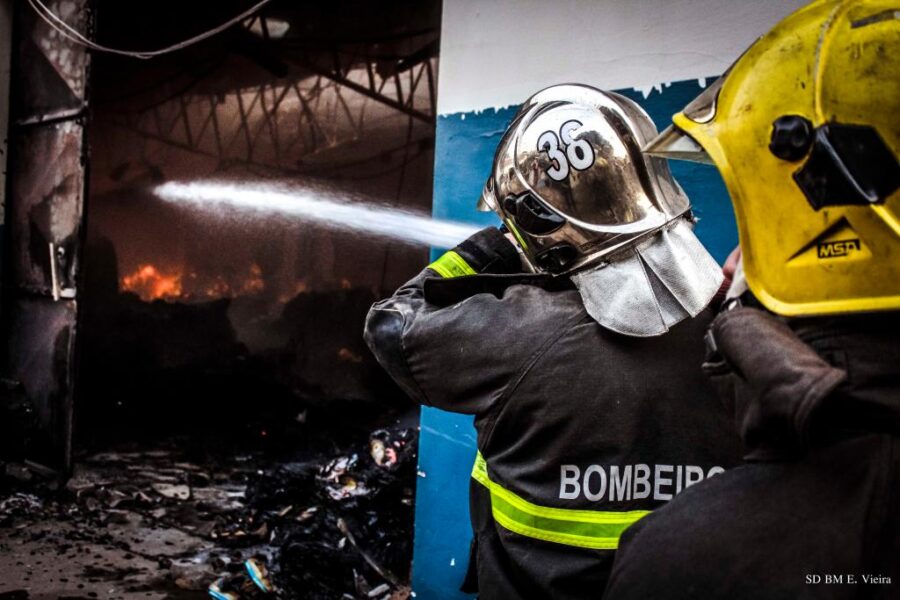 Bombeiros de Alta Floresta combatem incêndio em depósito de padaria e evitam maiores danos
