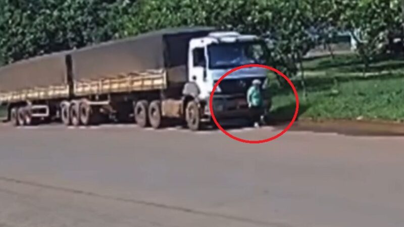 Idosa sobrevive após ser atropelada por carreta em Canarana (Vídeo)