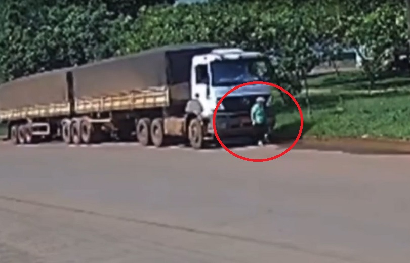 Idosa sobrevive após ser atropelada por carreta em Canarana (Vídeo)