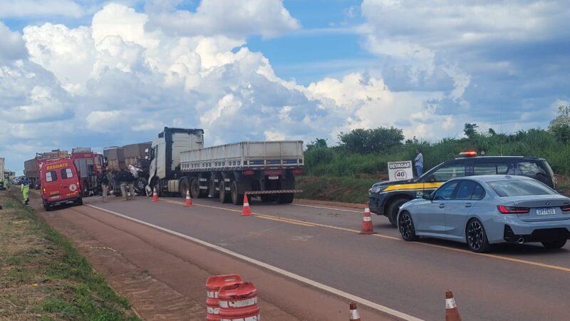 Motorista morre em acidente envolvendo carretas na BR-163 em Sinop (Vídeo)