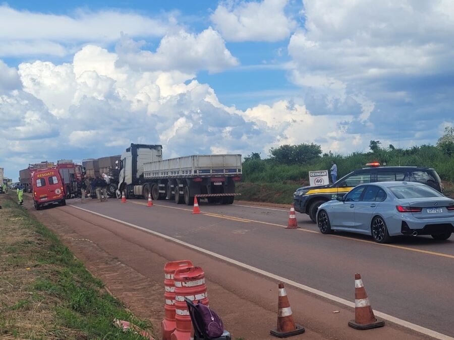 Motorista morre em acidente envolvendo carretas na BR-163 em Sinop (Vídeo)