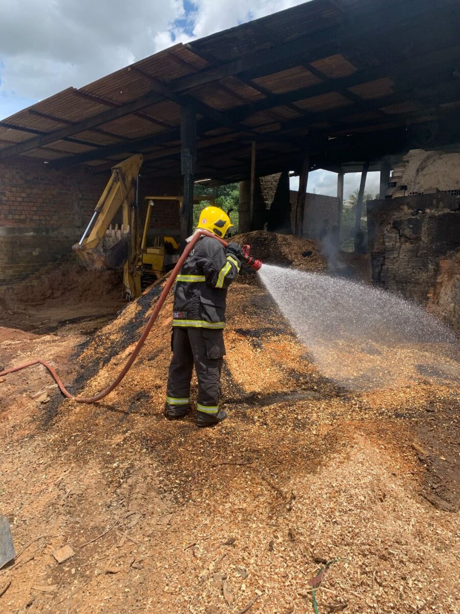 Incêndio em fábrica de tijolos é controlado pelo Corpo de Bombeiros em Guarantã do Norte (Vídeo)