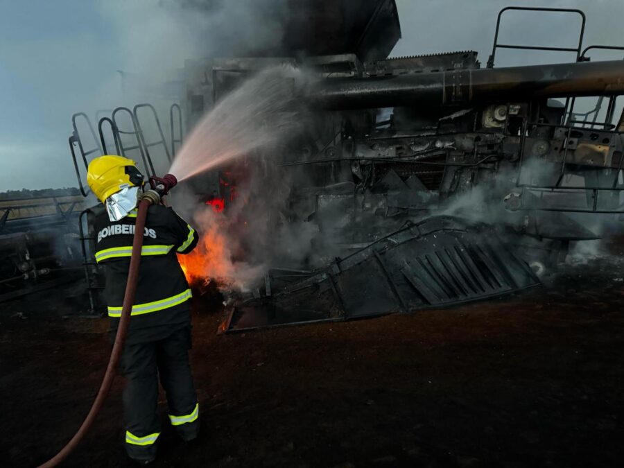 Incêndio em máquina colheitadeira em Matupá