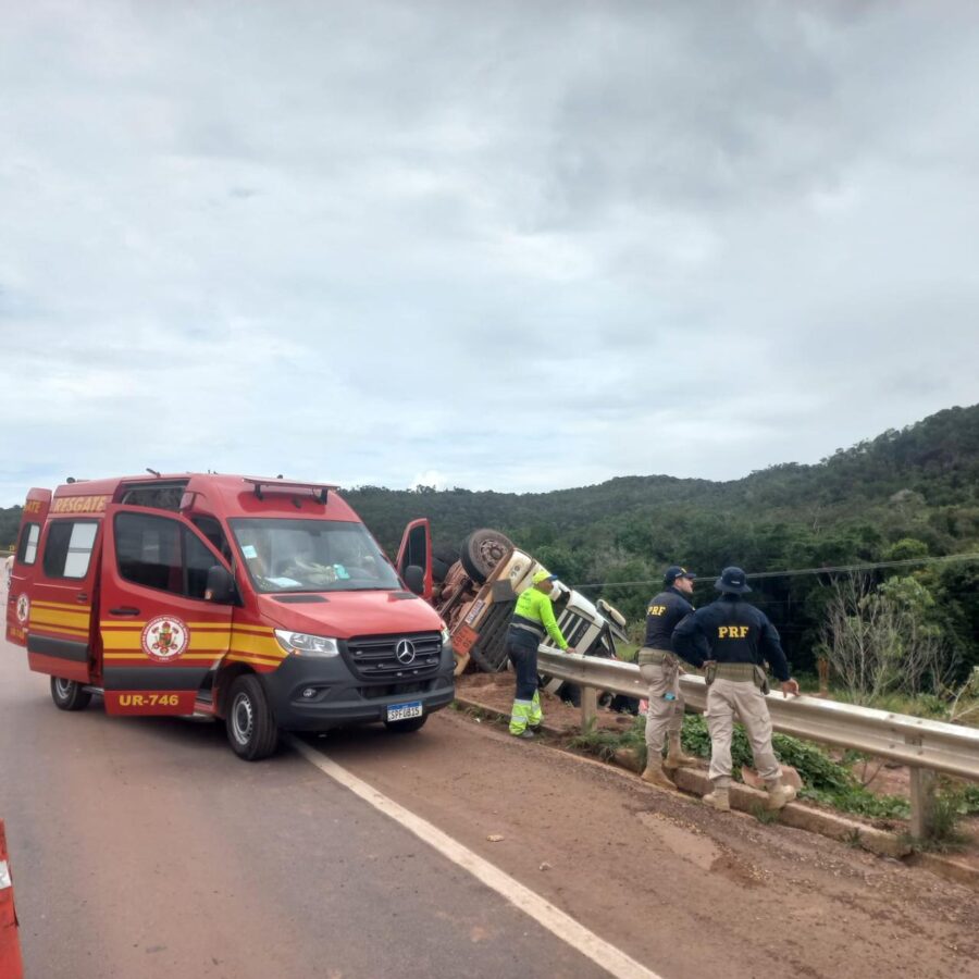 Acidente de trânsito na BR-163; carreta tomba na Serra do Cachimbo e vítima fica presa às ferragens